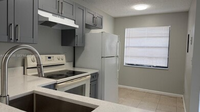 4010 Lakeside Dr in Tamarac, FL - Building Photo - Building Photo