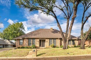 2311 Wimbledon Dr in Arlington, TX - Building Photo