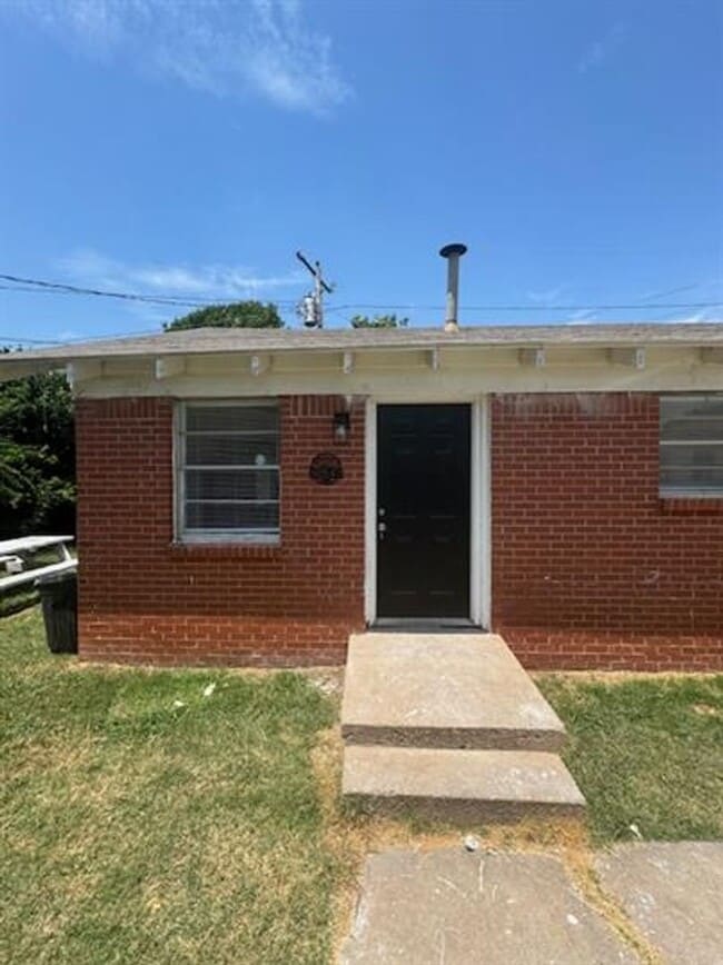 property at 2825 SW 33rd St
