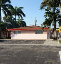 Golden Palm Apartments in Fort Lauderdale, FL - Building Photo - Building Photo