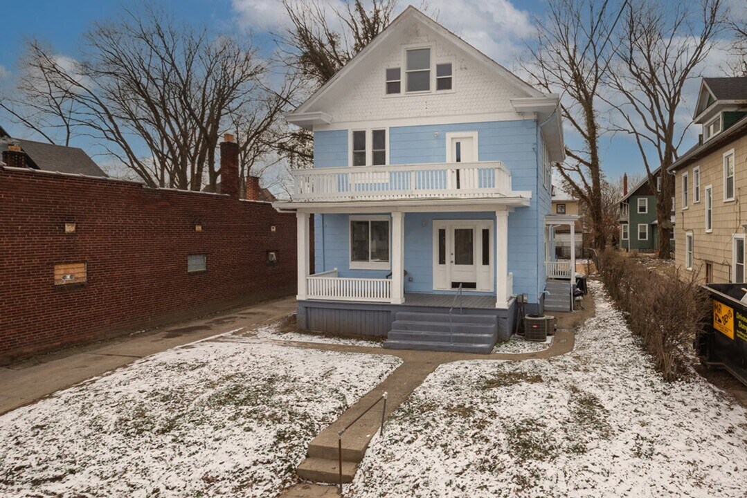 1221 California Ave in Cincinnati, OH - Building Photo