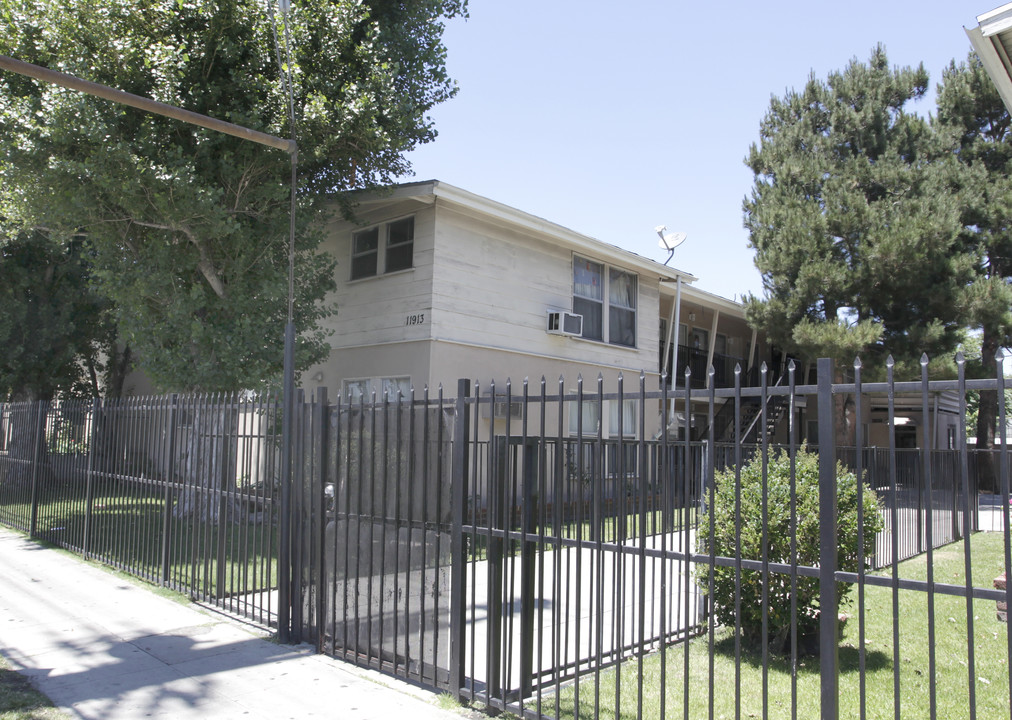 11913 Vanowen St in North Hollywood, CA - Building Photo