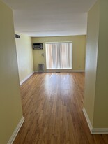 925 Laprairie St in Ferndale, MI - Building Photo