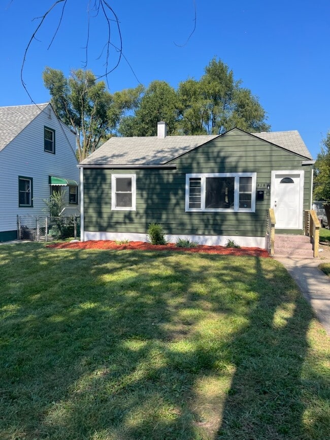 property at 828 E 35th Pl