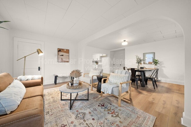 property at 627 E Wellesley Ave