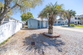 406 Dolphin St in Panama City Beach, FL - Foto de edificio - Building Photo