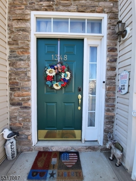1348 Danchetz Ct in Rahway, NJ - Foto de edificio