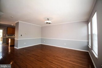 6413 McCoy Rd in Centreville, VA - Foto de edificio - Building Photo