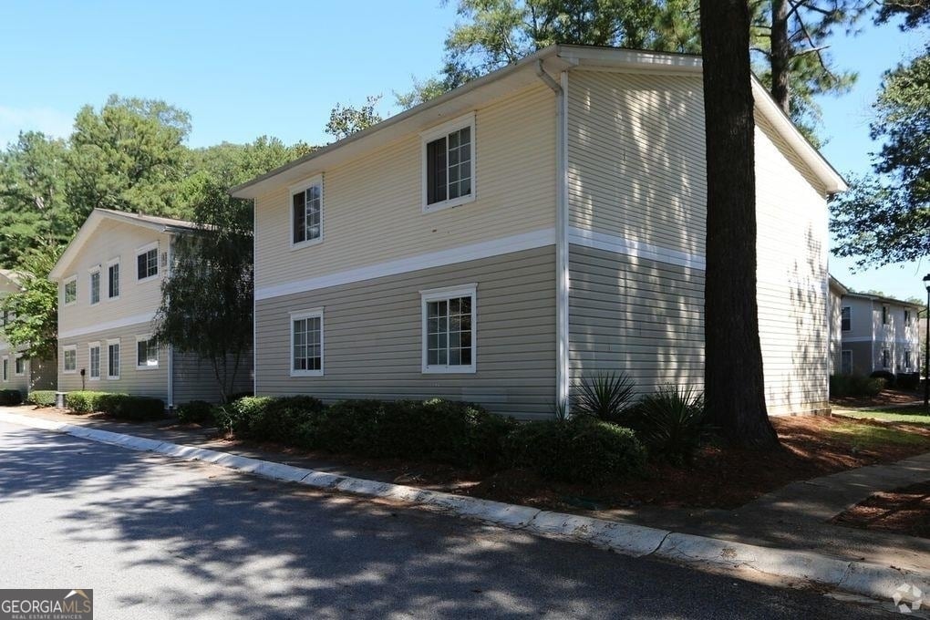 1935 Alison Ct in Atlanta, GA - Building Photo