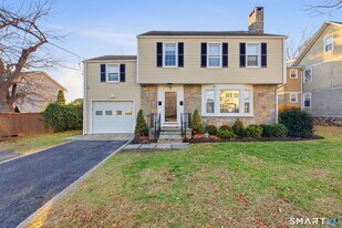 5 Bridge St in Norwalk, CT - Building Photo