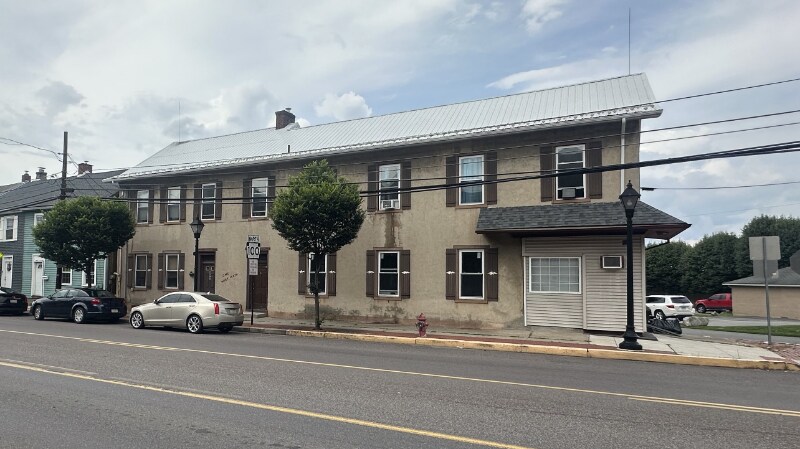 1 W Main St in Macungie, PA - Building Photo