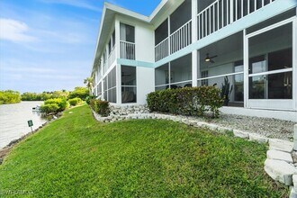 1375 Mainsail Dr in Naples, FL - Foto de edificio - Building Photo