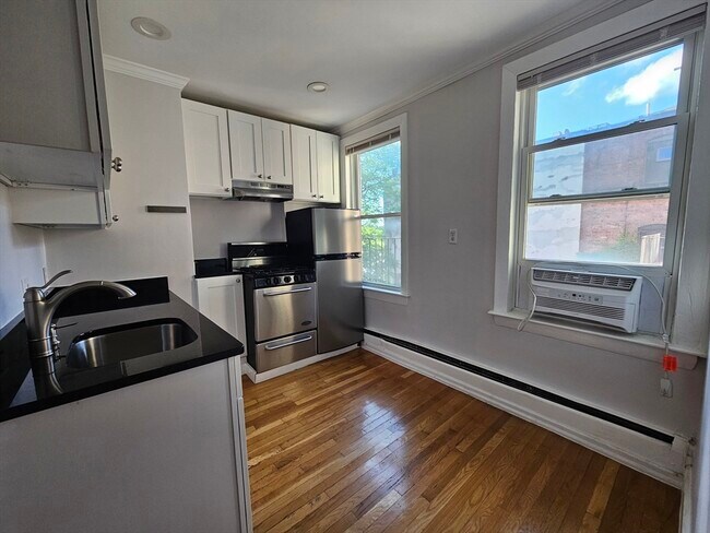 61 Phillips St, Unit 3 in Boston, MA - Building Photo - Building Photo
