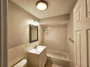 2214 S Goebbert Rd in Arlington Heights, IL - Building Photo - Building Photo