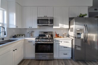 140 N Carondelet St in Los Angeles, CA - Building Photo - Building Photo