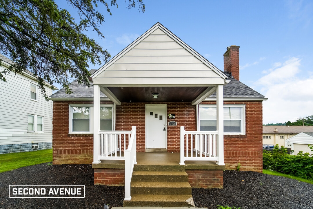 1721 VanBuren St in Aliquippa, PA - Building Photo
