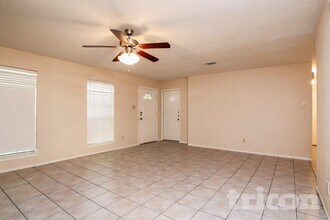 4615 Tealgate Dr in Spring, TX - Foto de edificio - Building Photo