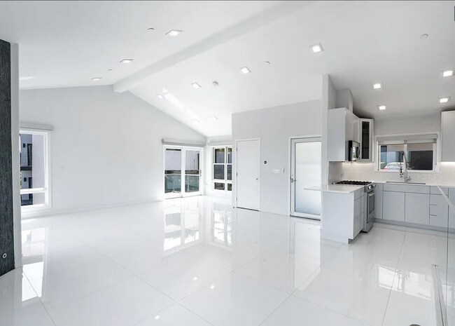 8185 Mannix Dr in Los Angeles, CA - Building Photo - Building Photo
