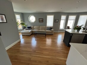 955 E Broadway in Boston, MA - Foto de edificio - Building Photo