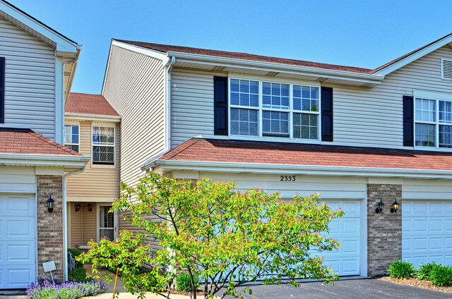 2353 Stoughton Cir in Aurora, IL - Building Photo