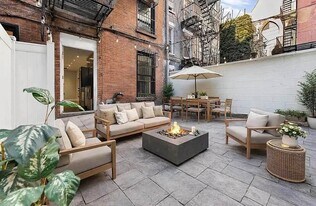 345 W 53rd St, Unit 1 in New York, NY - Building Photo