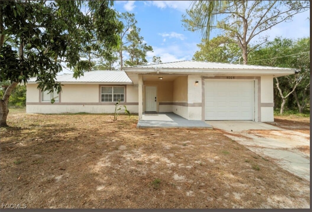 5005 Squaw Ln in La Belle, FL - Building Photo