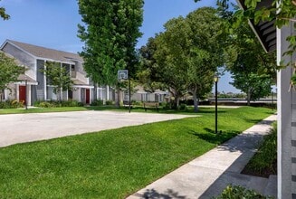 Carmenita Townhouse Apartments in Whittier, CA - Foto de edificio - Building Photo
