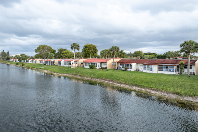 Golden Lakes Village in West Palm Beach, FL - Building Photo - Building Photo