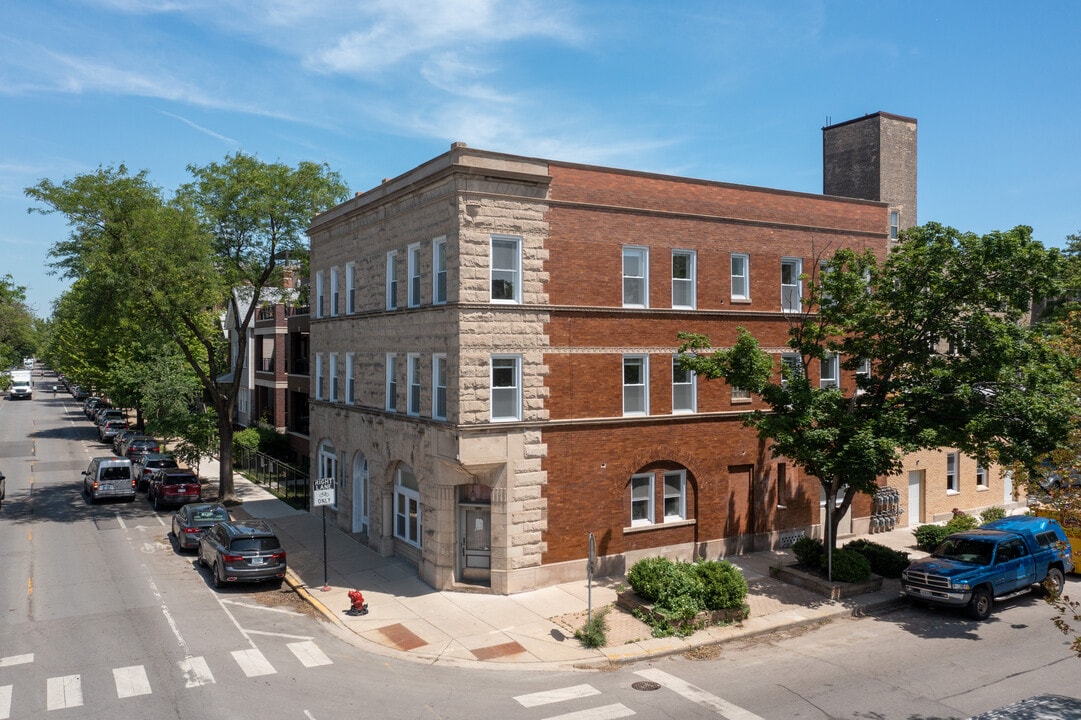 2501 Southport Ave in Chicago, IL - Building Photo