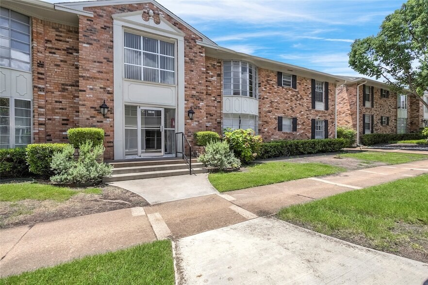 5835 E University Blvd, Unit D in Dallas, TX - Building Photo