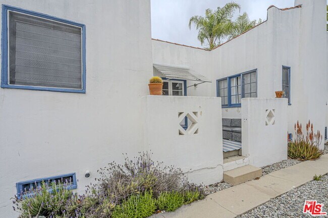 2009 N New Hampshire Ave in Los Angeles, CA - Foto de edificio - Building Photo