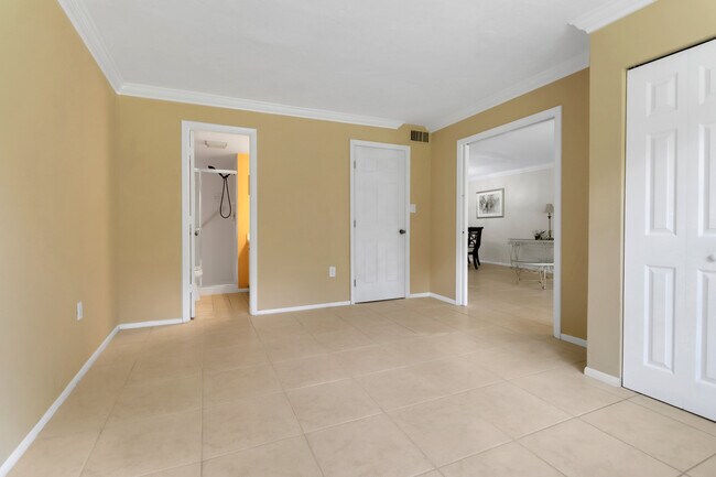 501 Forest Lakes Dr in Naples, FL - Building Photo - Building Photo