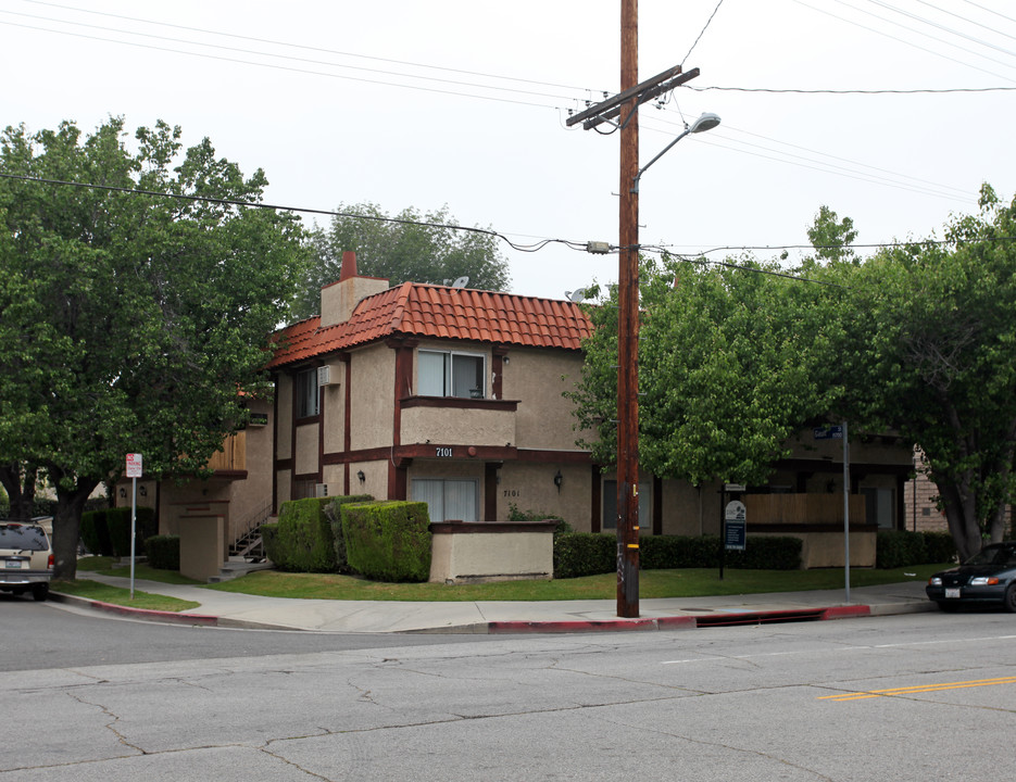 7101 Haskell Ave in Van Nuys, CA - Building Photo