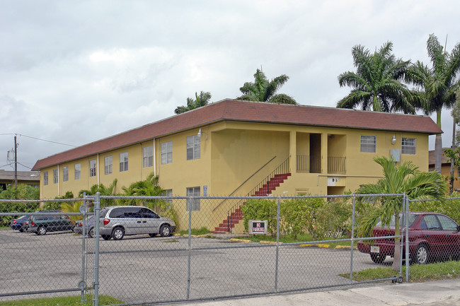 Le Jeune Gardens Estates in Miami, FL - Foto de edificio - Building Photo