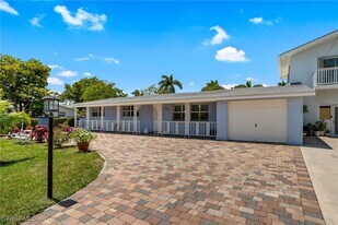1140 Rainbow Dr in Naples, FL - Building Photo