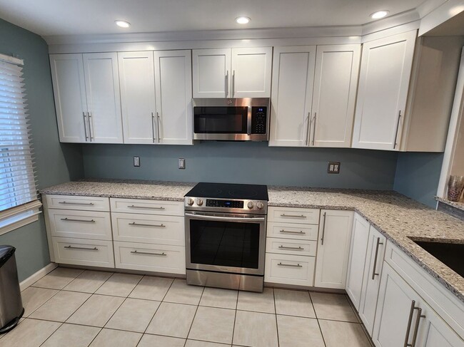 55 Mill Plain Rd in Danbury, CT - Building Photo - Building Photo