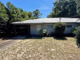 323 Washington Ave in Valparaiso, FL - Building Photo