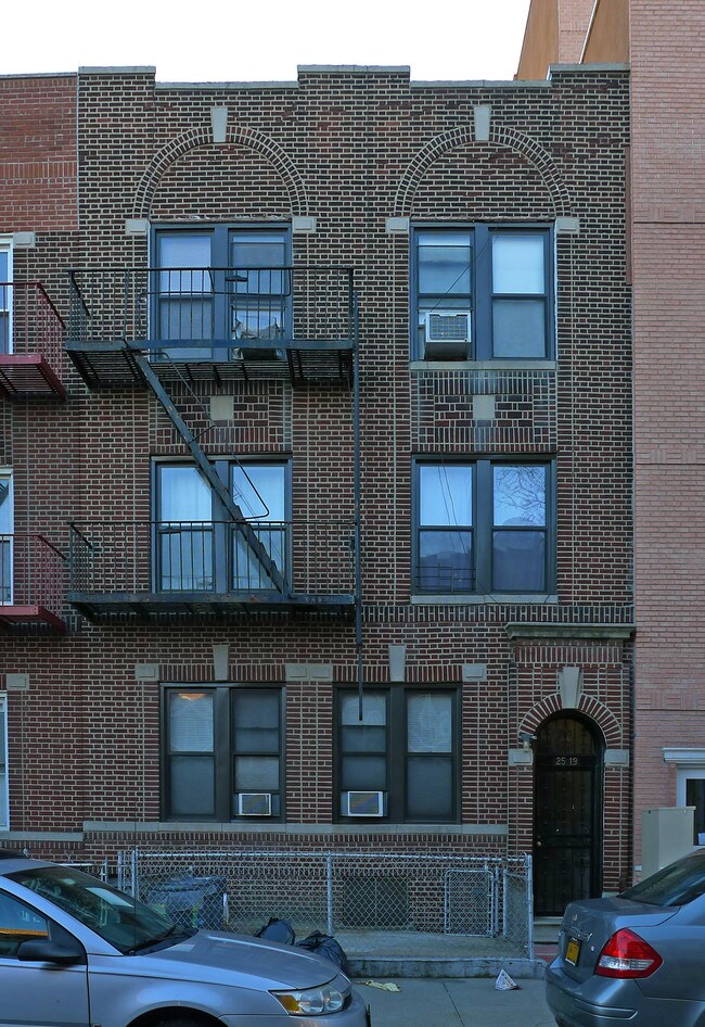 2519 34th St in Astoria, NY - Foto de edificio - Building Photo