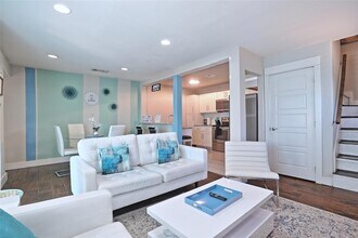 4804 W Wind Trail, Unit 102 in Austin, TX - Foto de edificio - Building Photo