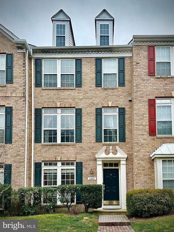 property at 1552 Oakley Ln
