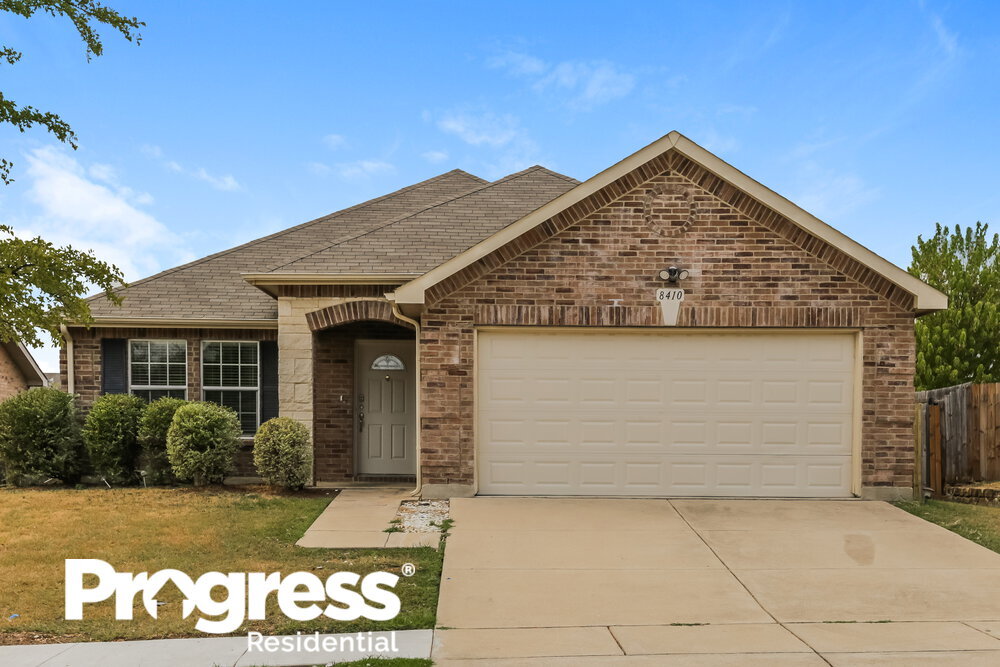 8410 River Bluffs Dr in Arlington, TX - Foto de edificio