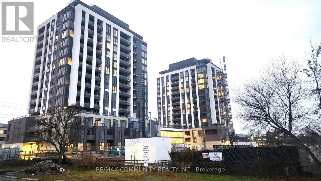 705 Davis Dr in Newmarket, ON - Building Photo