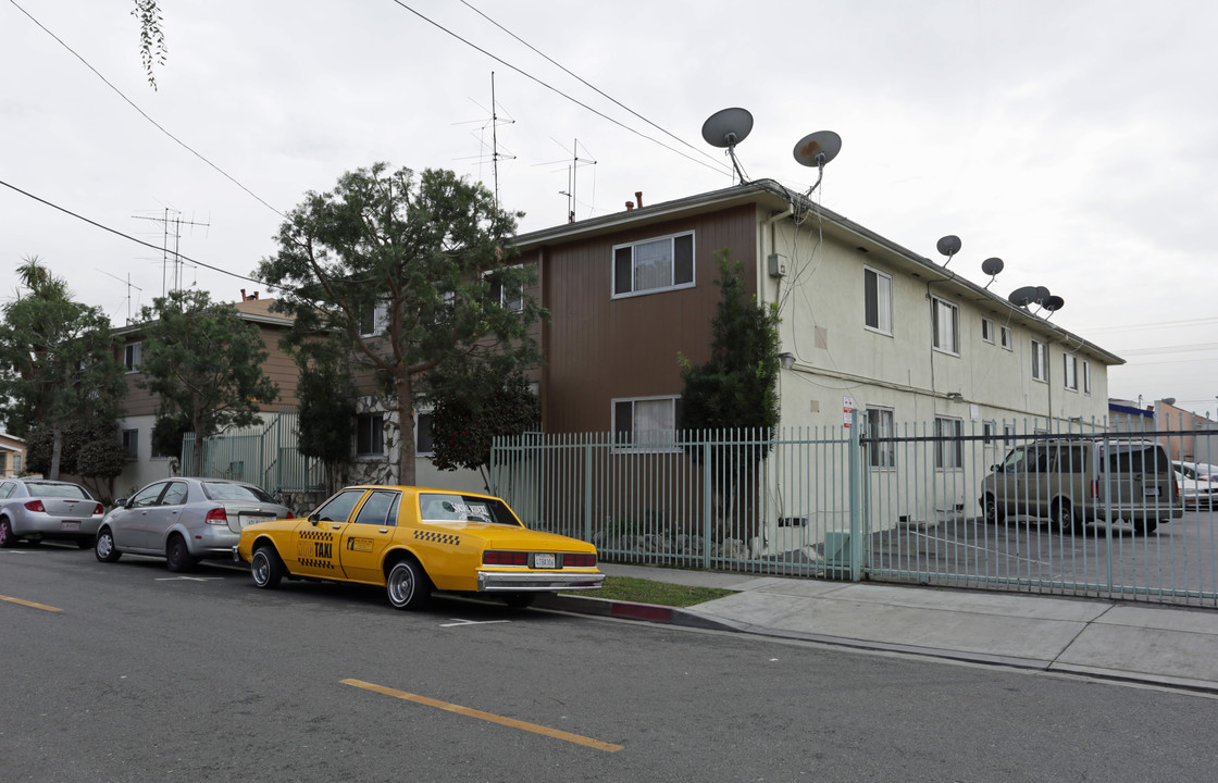 Park Villa Apartments in Huntington Park, CA - Building Photo