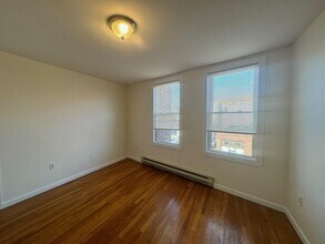 37 Davis Square, Unit 9 in Somerville, MA - Foto de edificio - Building Photo