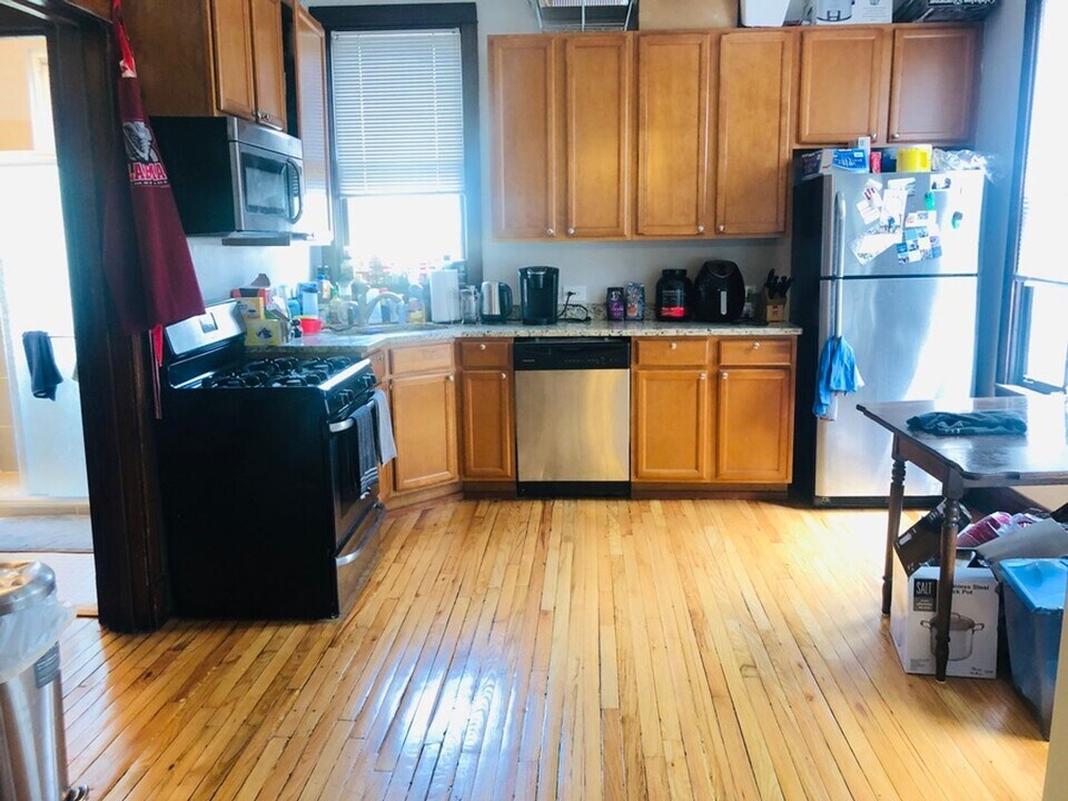 3046 N Clifton Ave, Unit CH in Chicago, IL - Building Photo