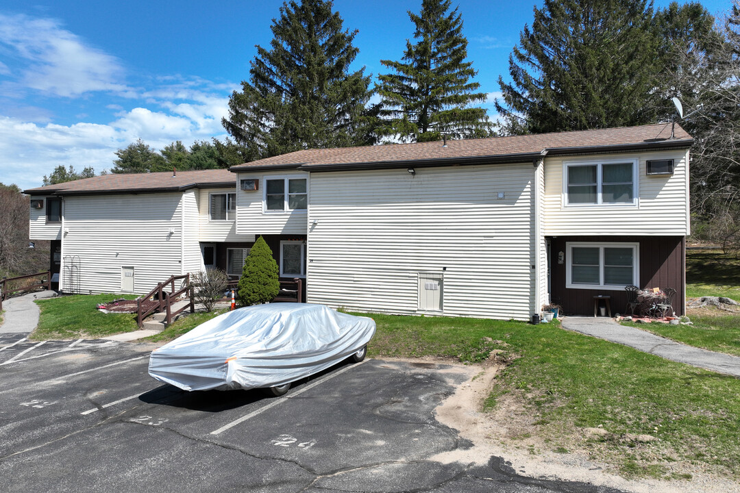 Whitehall Lake Condominiums in Amesbury, MA - Building Photo