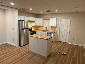 100 Center St, Unit 204 in Shelton, CT - Building Photo - Building Photo