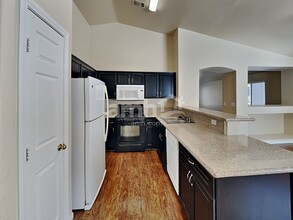 325 Greenleaf Glen St in Henderson, NV - Foto de edificio - Building Photo