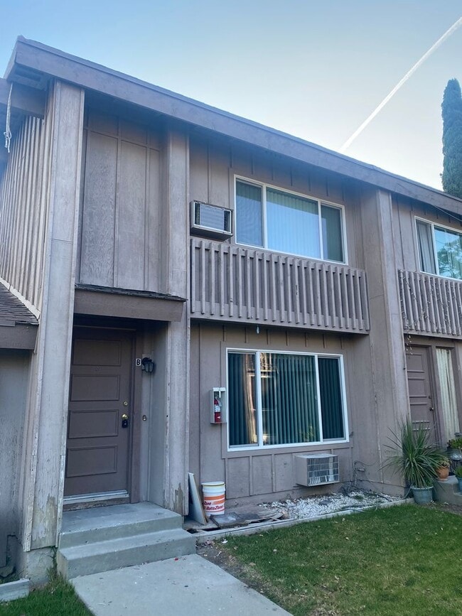 2631 Phipps Ave in Simi Valley, CA - Building Photo - Building Photo