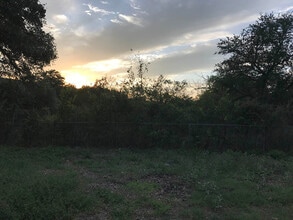 1304 W Lakeland Dr in Austin, TX - Building Photo - Building Photo